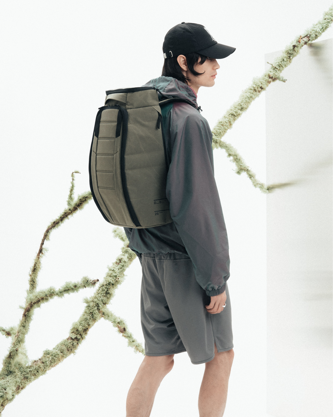 Hugger Backpack 25L Sand Grey_2.png