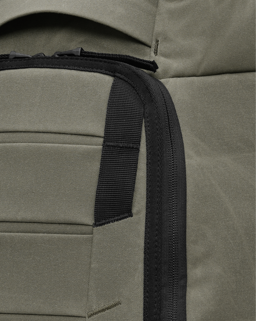 Hugger Backpack 25L Sand Grey_9.png