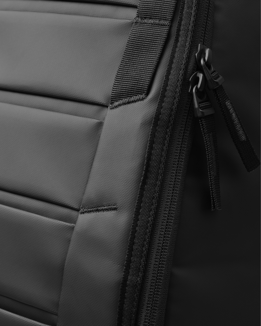 Hugger Backpack 20L Black Out