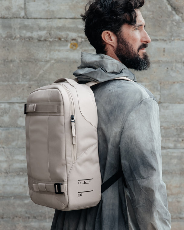 Skate Daypack 20L_fogbow beige_on person.jpg